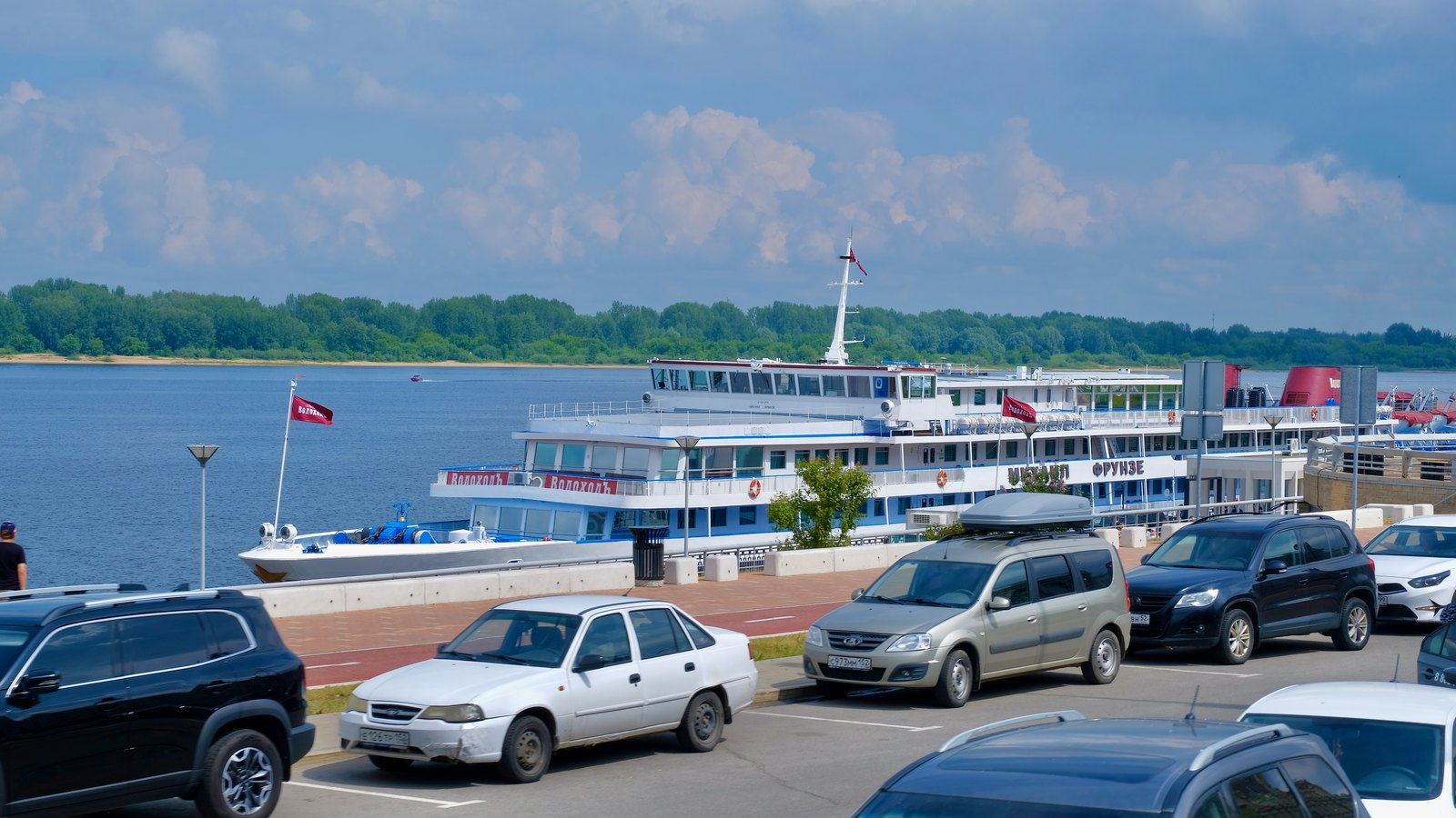 Теплоход у набережной Нижнего Новгорода на Волге