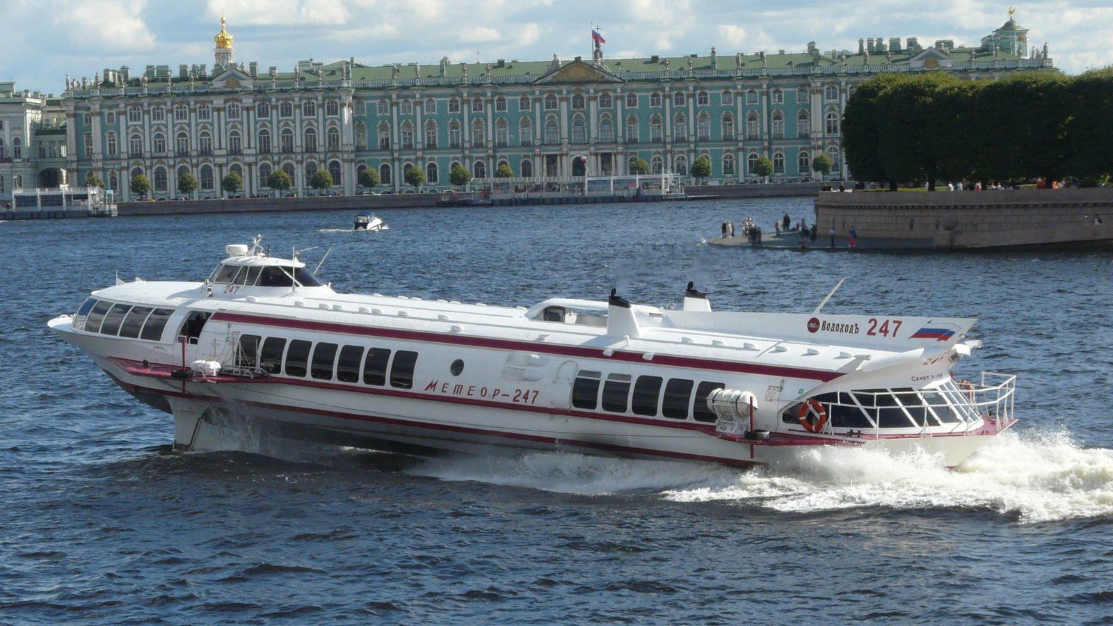 Скоростное судно «Метеор» на Неве в Санкт-Петербурге
