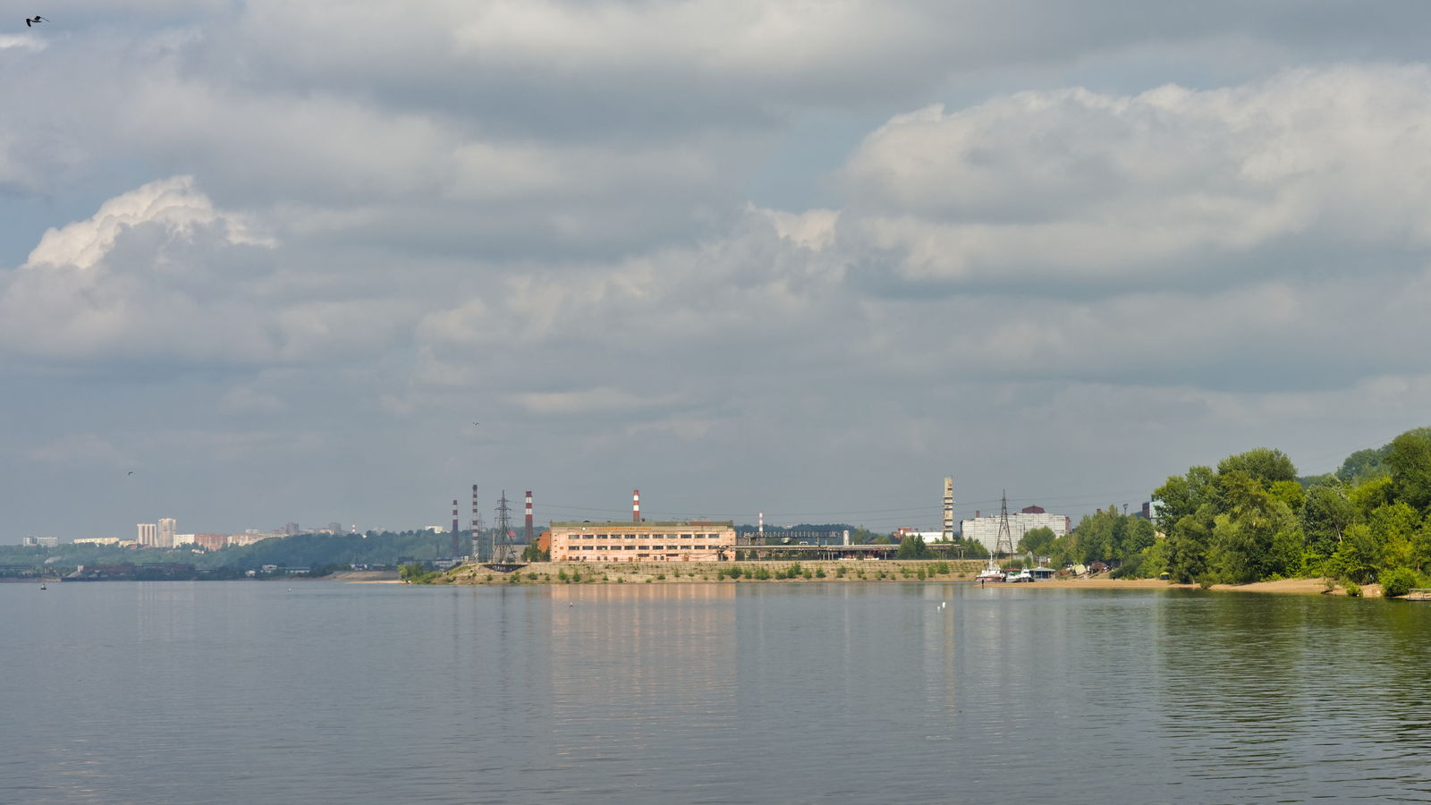 Река Кама и городская набережная