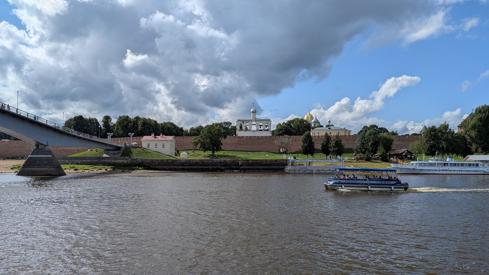 Стена Новгородского кремля и река Волхов